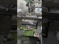 Maszyna frezująca przetwarza formy z tworzyw sztucznych